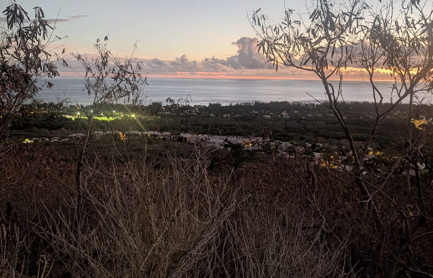Aube sur l'île depuis les hauteurs